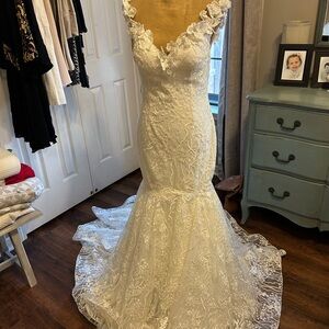 Elegant White Lace Wedding Dress